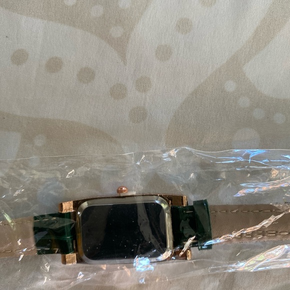 Nice green watch - Picture 4 of 5